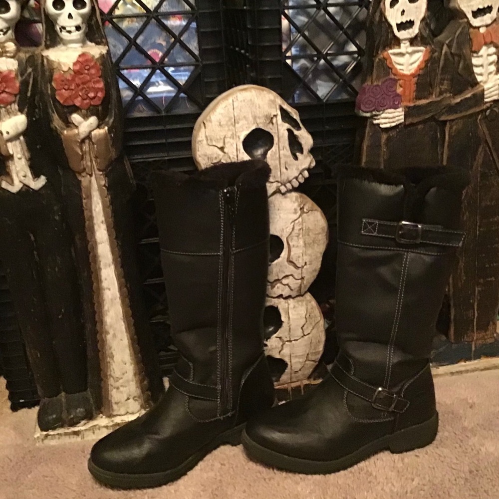 Totes faux fur lined black zip up boots, size 7.5